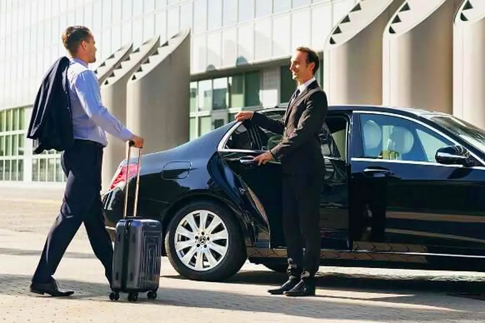 Top Reasons to Book an Airport Limo Service in the USA for Your Next Trip